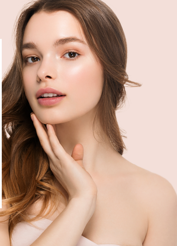 Zdjęcie eleganckiego vouchera na zabiegi kosmetyczne, ułożonego obok bukietu kwiatów i kieliszka szampana, symbolizującego luksus i relaks w salonach J'adore Instytut.